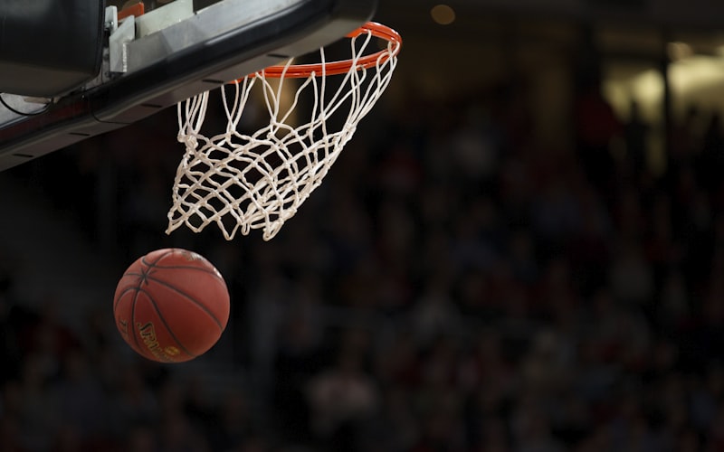 篮球运动员在2026年NBA赛场上高高跃起扣篮的精彩瞬间